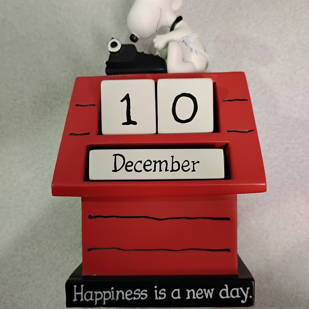 Snoopy Red Desk Calendar